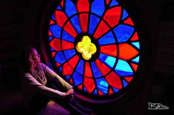 No sótão do Convento Inmaculada Concepción, iluminada pela luz colorida filtrada por um dos vitrais do antigo prédio que hoje abriga um museu. Em Ancud, no norte da ilha de Chiloé, no sul do Chile